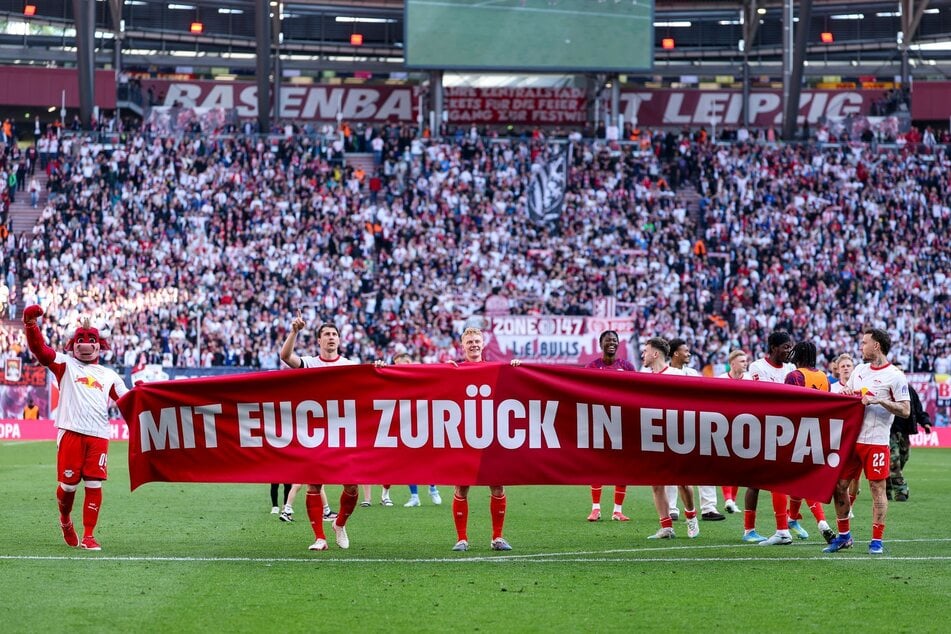 RB Leipzigs ist zurück in der Champions League. Das wurde nach dem Abpfiff gegen St. Pauli mit den Fans bereits gefeiert.