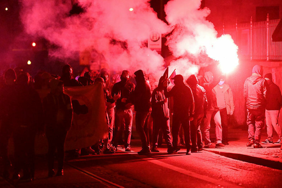 Randale am Samstag: Erst brennen Pyro-Fackeln, dann gibt es erneut Ausschreitungen in Connewitz mit Angriffen auf die Polizei und deren Hubschrauber.