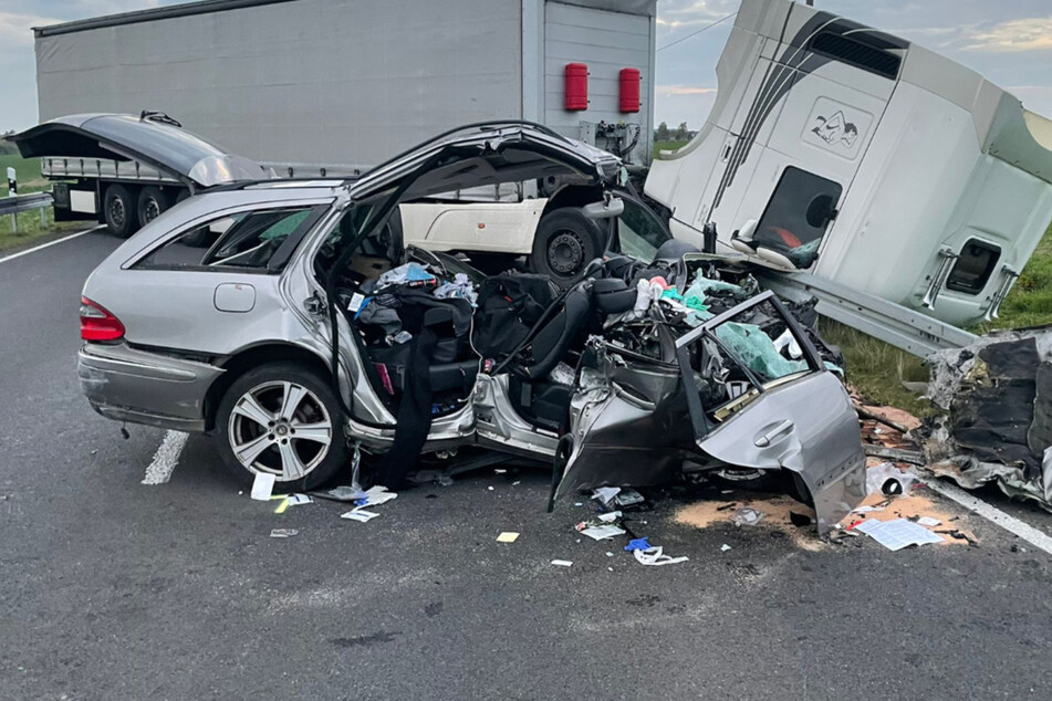 Mercedes gerät in Gegenverkehr und unter Lkw: Fahrer (†31) stirbt!