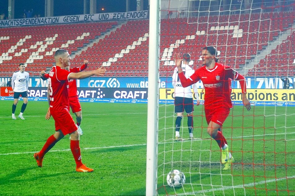 Torschütze Veron Dobruna (r.) bejubelte mit Marc-Philipp Zimmermann das 2:1.