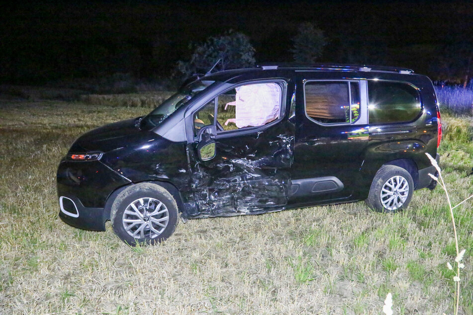 Der Citroen kam auf einem Feld zum Stehen.