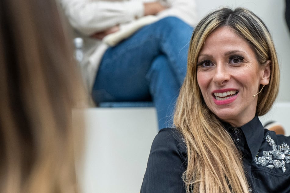 Gülcan Kamps denkt emotional an TV-Anfänge zurück: "Es war wirklich richtig Party"