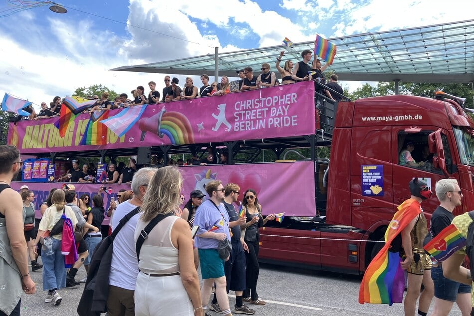Eine Woche nach dem Anschlag auf den Berliner Christopher Street Day (CSD) nahm auch eine Delegation aus der Hauptstadt mit einem eigenen Truck an der Hamburg Pride teil. Insgesamt fuhren bei der Parade 60 Lastwagen mit.