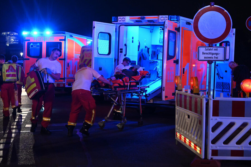 Rettungskräfte brachten den 45 Jahre alten Mann nach dem Angriff in ein Krankenhaus.