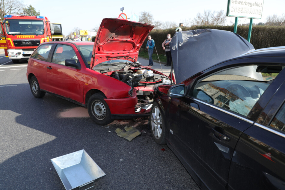 Beides Autos wurden durch den Unfall schwer beschädigt.