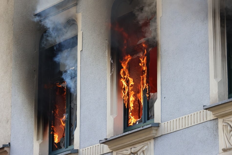Flammen schlugen aus den Fenstern einer Wohnung in der Gießerstraße.