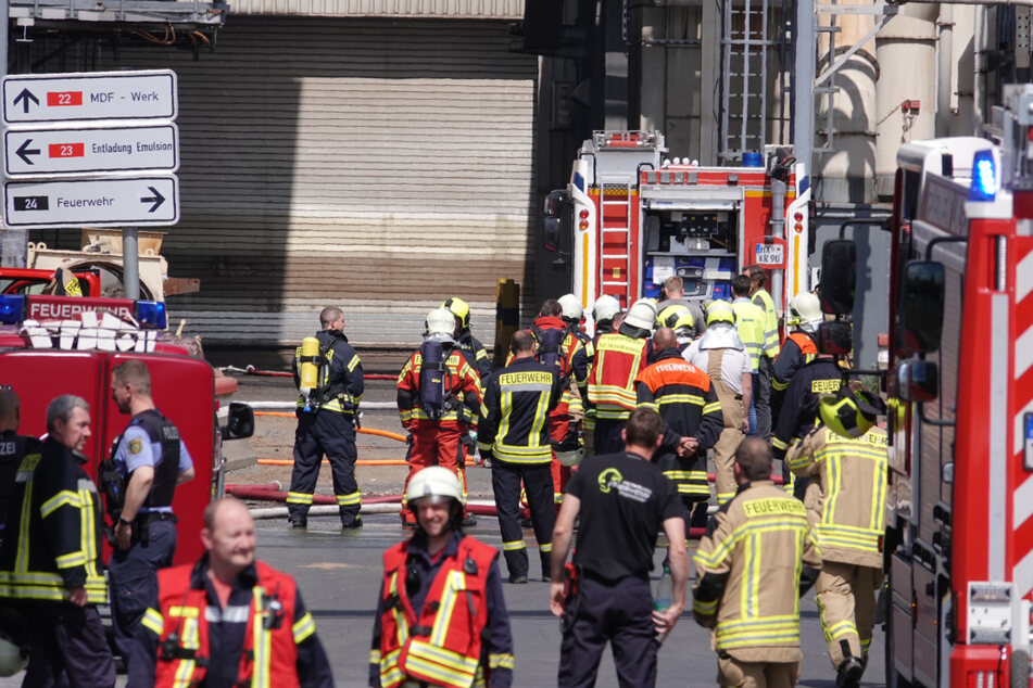 Viele Einsatzkräfte von Feuerwehr und Rettungsdienst waren vor Ort.