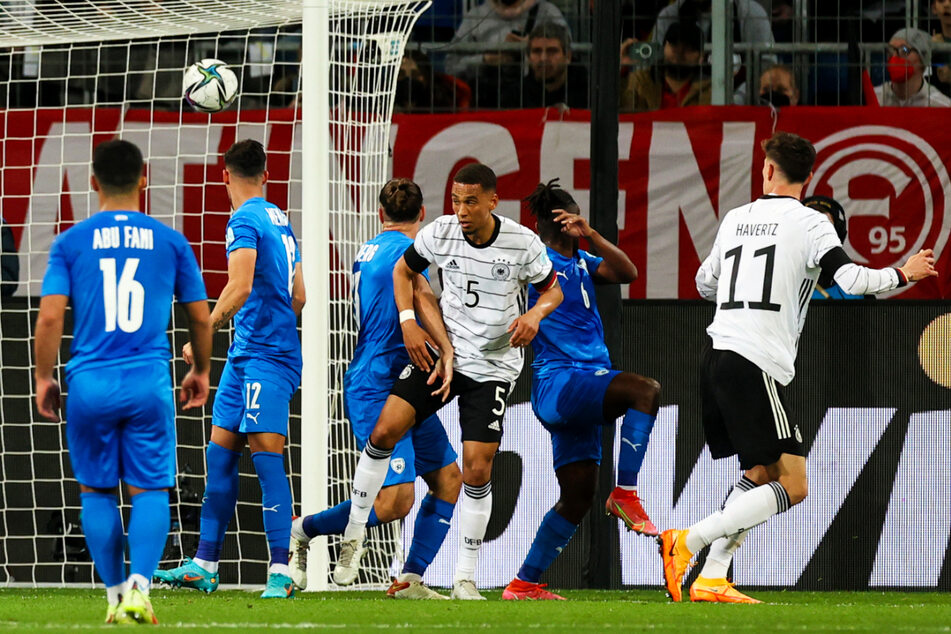 Die verdiente Führung: Kai Havertz (r.) köpft zum 1:0 für Deutschland gegen Israel ein.