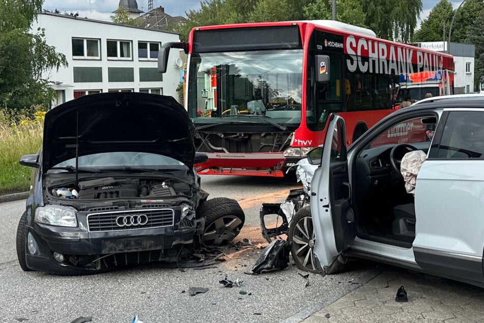 Am heutigen Mittwoch sind in Hamburg zwei Autos und ein Bus miteinander kollidiert. Drei Menschen wurden dabei verletzt.