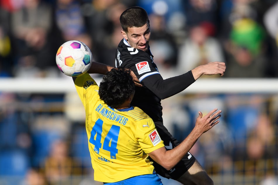 Andi Hoti (20, h.) im Duell mit Braunschweigs Johan Gomez (22, v.). In der zweiten Halbzeit war das Spiel höchstens kämpferisch. Schön anzusehen war es selten.