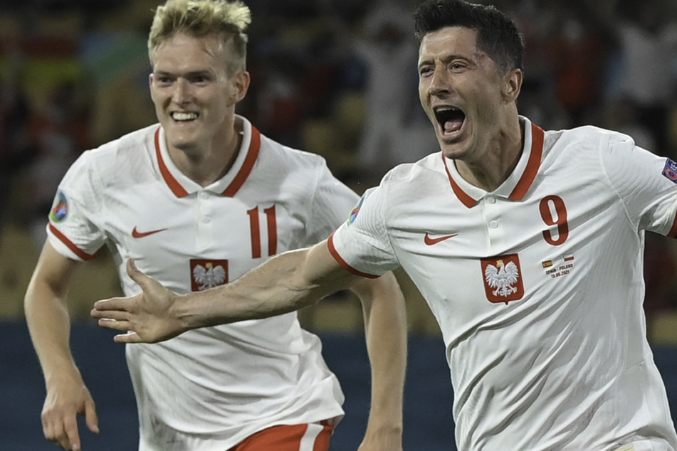 Erleichterung pur: Robert Lewandowski (r.) jubelt nach seinem Treffer zum 1:1. Mit ihm freut sich Karol Swiderski (l.).