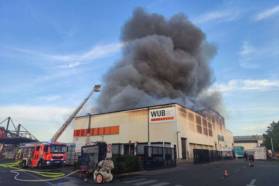 Eine große Lagerhalle eines Entsorgungsunternehmens ist am Mittwochabend in Flammen aufgegangen.