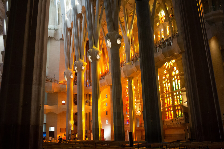 Die Bauarbeiten an der berühmten Basilika Sagrada Familia in Barcelona, die seit 2015 Unesco-Weltkulturerbe ist, sollen aufgrund der Corona-Pandemie und des Einbruchs des Tourismus doch nicht bis zum Jahr 2026 abgeschlossen werden.