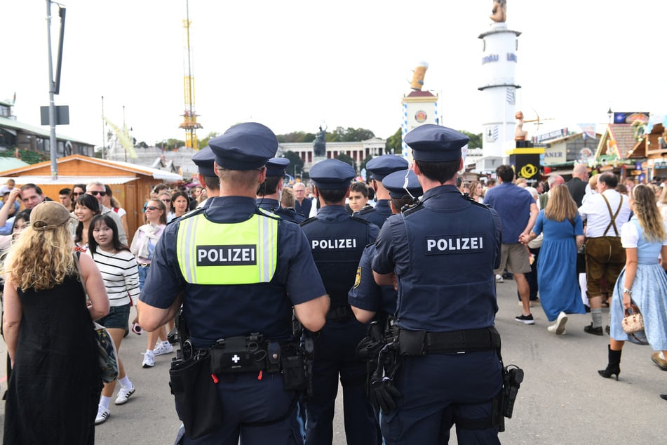 Nach einem Fall von Upskirting war die Polizei schnell zur Stelle und nahm den Mann vorläufig fest. (Symbolbild)