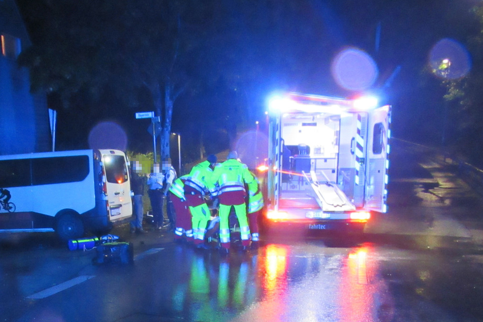 Der Radler (50) wurde bei dem Unfall in Heiligenhaus (Kreis Mettmann) schwer verletzt. Ein Rettungswagen brachte den Mann in eine Klinik.