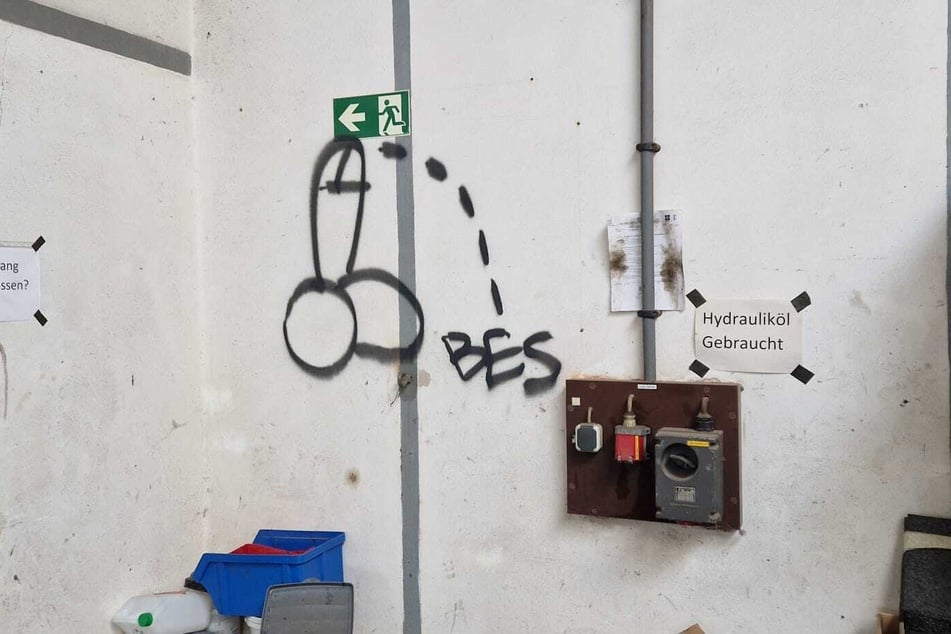 Geschmacklos: Unbekannte sprühten mehrere Penis-Graffiti in den Straßenbahnhof Leutzsch.