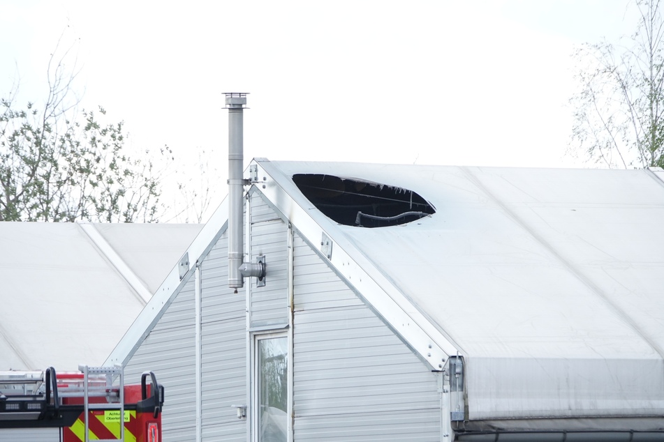 Das Dach der Leichtbauhalle hat nach dem Brand ein Loch.