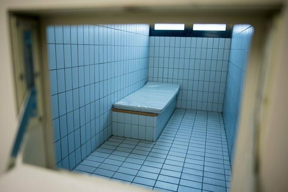 Der 19-Jährige kollabierte in einer Gewahrsamszelle. (Symbolbild)