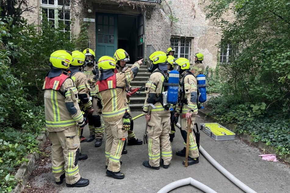 38 Feuerwehrleute rückten an.