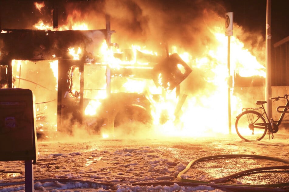 Berlin: BVG-Doppeldecker-Bus fängt Feuer, dann hat die Feuerwehr ein Problem