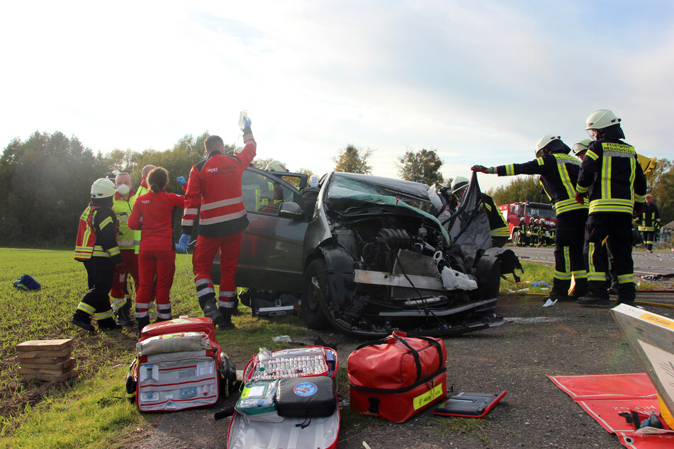 Die Rettungskräfte kümmerten sich um den eingeklemmten Mercedes-Fahrer und befreiten ihn aus seinem Auto.
