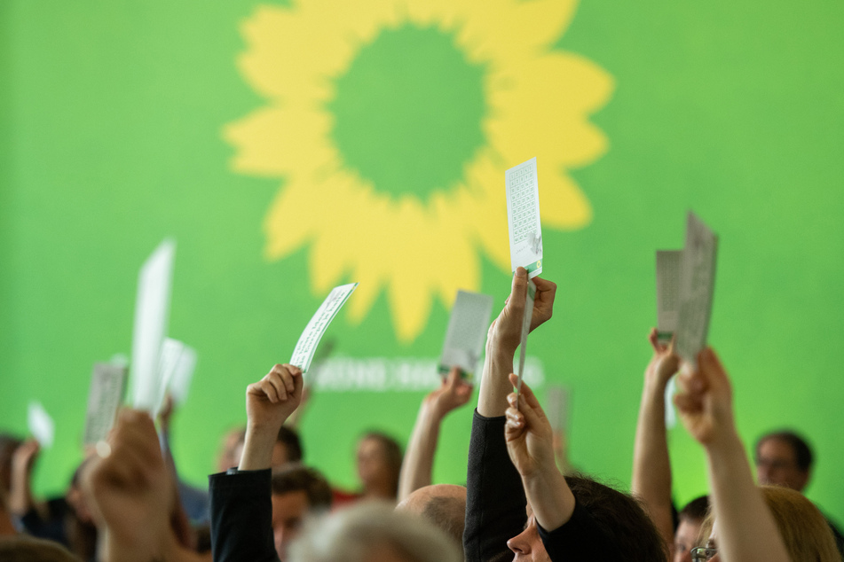 Für die Grünen ist es aufgrund der Corona-Pandemie der erste Präsenzparteitag in voller Besetzung seit fast drei Jahren.