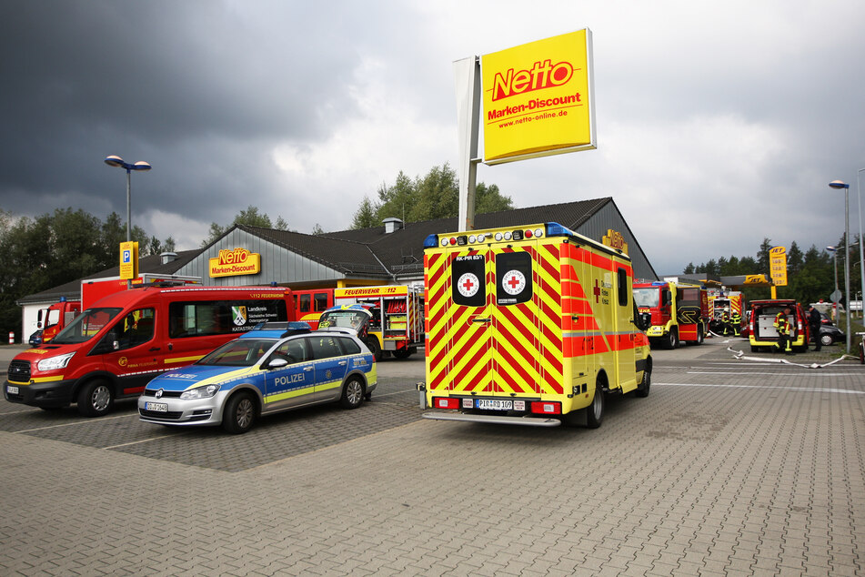Feuerwehr, Polizei und Rettungsdienst rückten am Montagmorgen am Netto in Pirna-Copitz an.