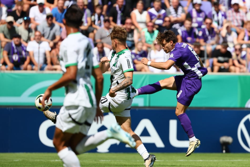 A direct hit among the new signings: Mika Clausen (right, scoring his goal in the DFB Cup against Mönchengladbach).