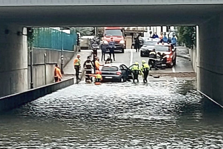 Tödliches Unwetter: 83-Jährige ertrinkt in überflutetem Auto