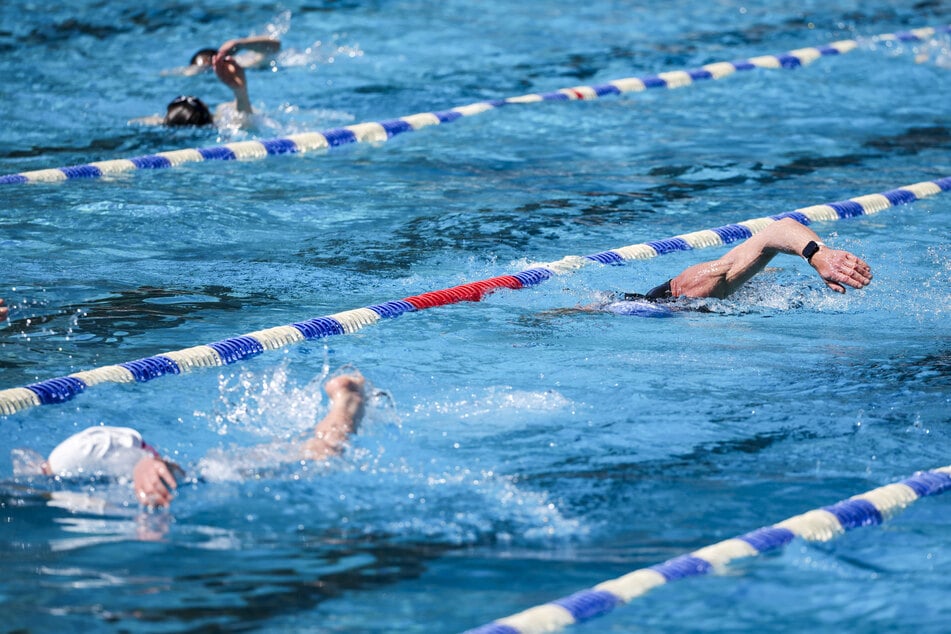 Ab Montag können Schwimm-Begeisterte wieder ihre Bahnen im Freizeitforum Marzahn ziehen. (Symbolfoto)