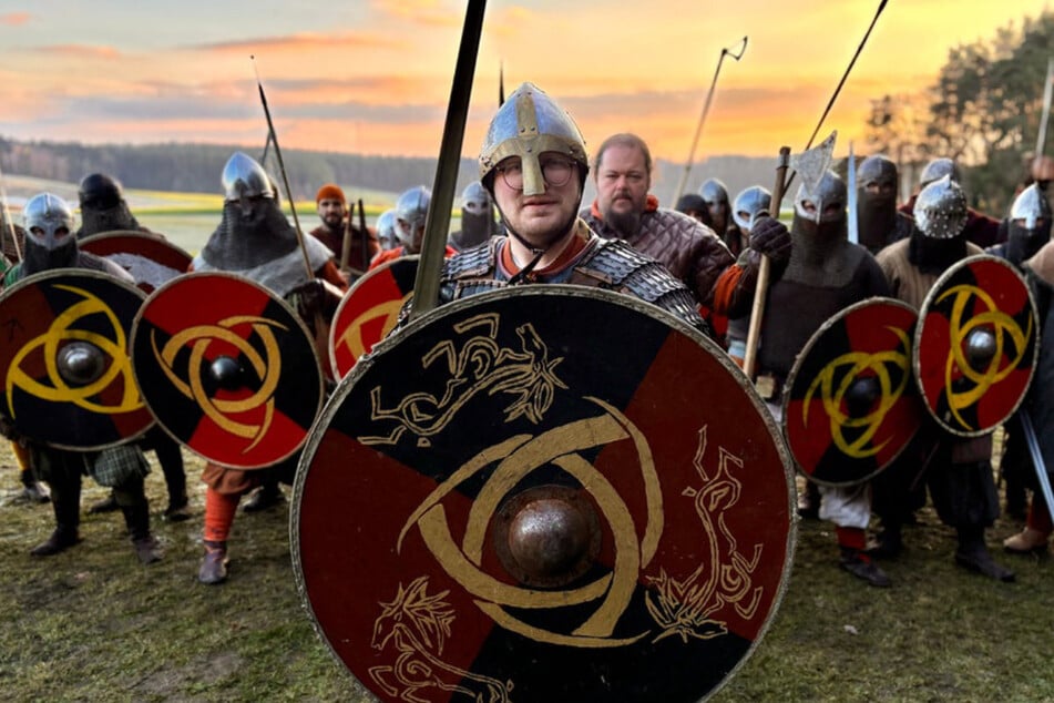 Zurück in seiner niederbayerischen Heimat: Wahl-Kölner Maxi Gstettenbauer (37, M.) besucht den Wikinger-Verein "Odins Hörner" im Landkreis Rottal-Inn.