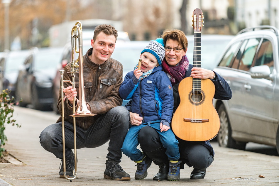 Gitarristin Katja Mangold (46) bot nach dem Facebook-Hilferuf ihren Dienst an, sie wird mit ihren Söhnen Samuel (18) und Johannes (5) spielen.