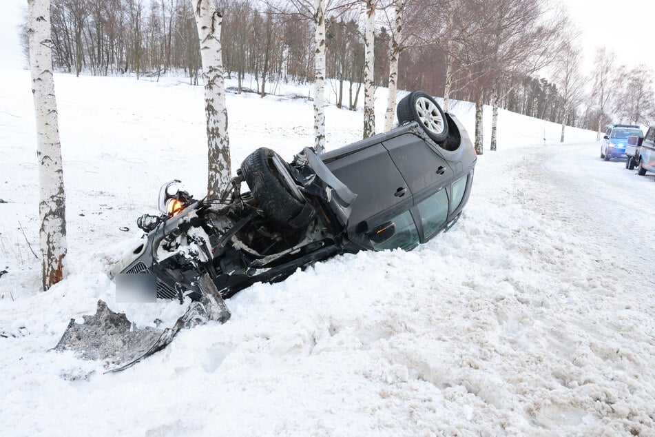 Der Audi kam von der B180 ab, überschlug sich und landete im Seitengraben.