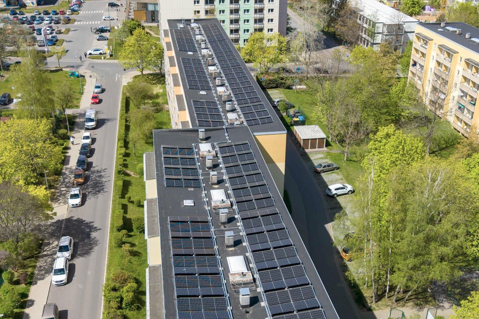 Am Varkausring 85 bis 96 in Pirna beziehen Mieter ihren Strom nunmehr direkt vom Dach.