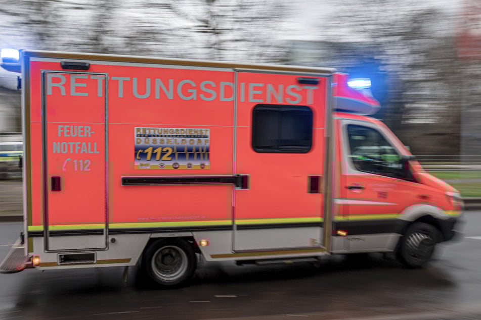 Der Rettungsdienst brachte das zweijährige Mädchen schwer verletzt ins Krankenhaus. (Symbolfoto)