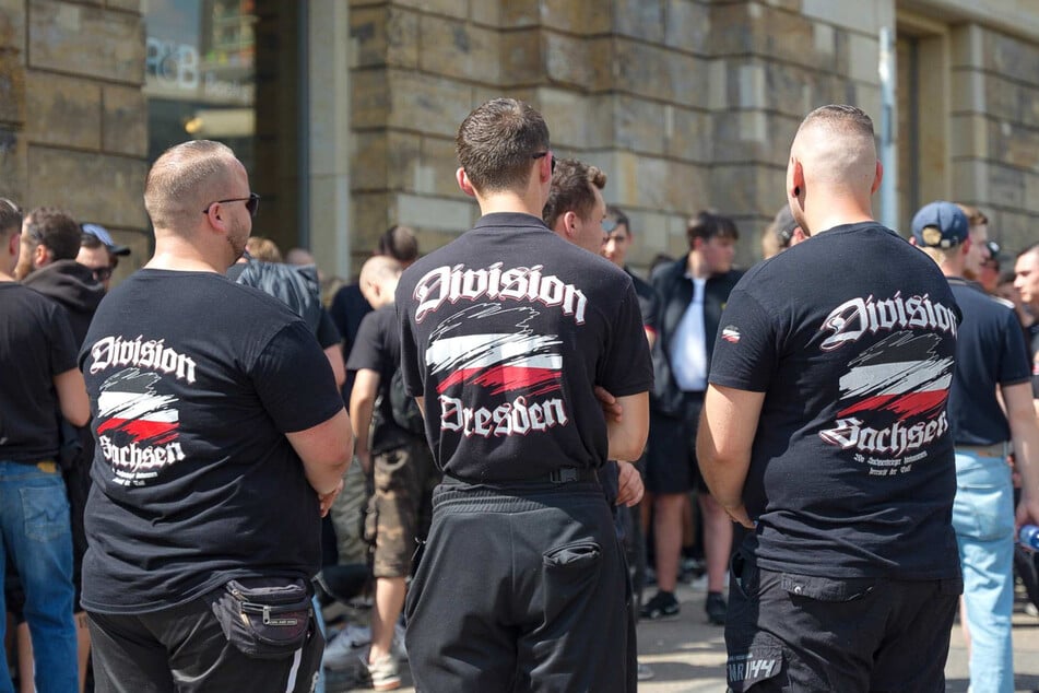 Neonazis sorgen am Rande der Paraden für ein Klima der Angst.
