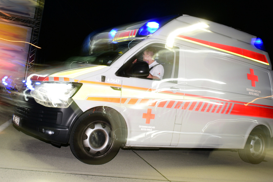 Auto kracht frontal in Rettungswagen: Zwei Menschen verlieren bei Unfall ihr Leben