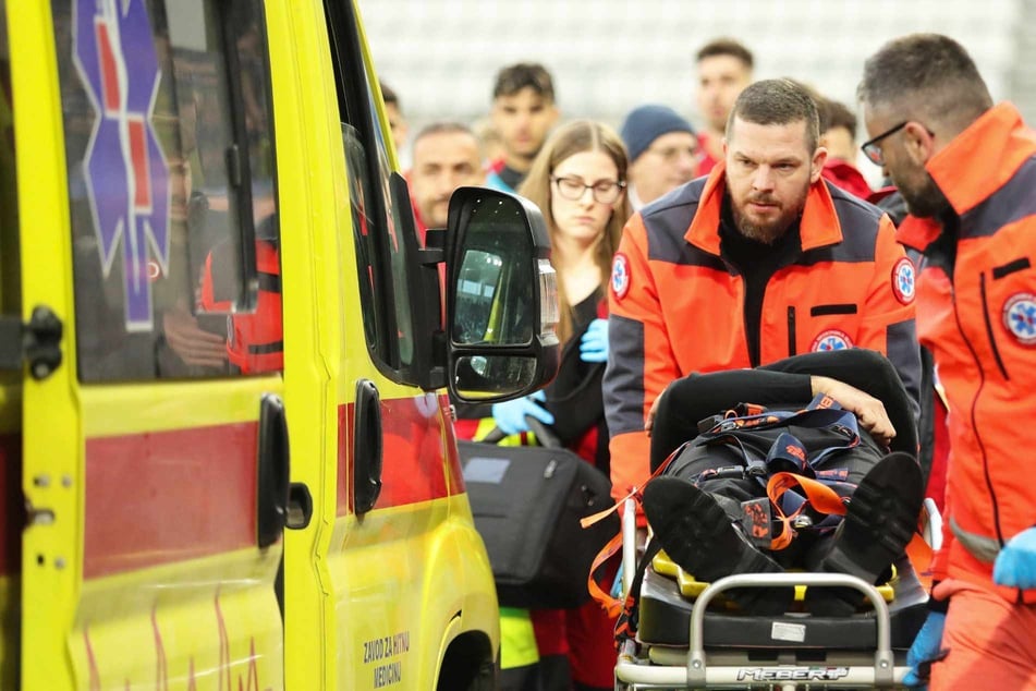 Nationaltrainer nach Sturz bewusstlos: Länderspiel zwei Stunden unterbrochen