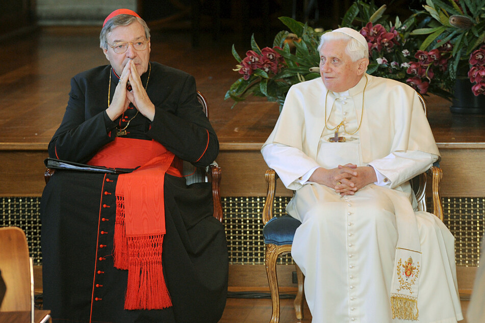 Kardinal George Pell (✝81) zusammen mit Papst Benedikt XVI. (✝95, r.) bei einem interreligiösen Treffen während der Feierlichkeiten des Weltjugendtags 2008.