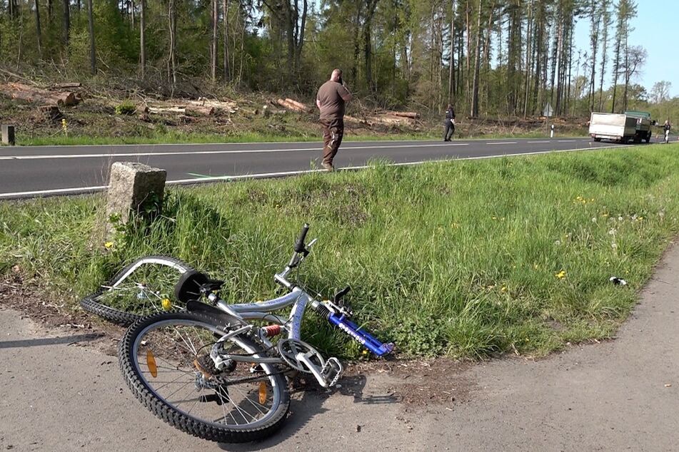 Ein Fahrradfahrer kollidierte mit einem Kleintransporter. Der Mann wurde schwer verletzt in ein Krankenhaus gebracht.