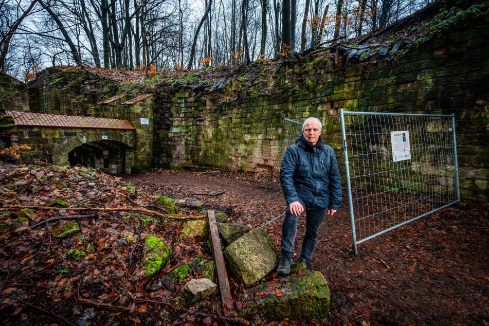 Bernhard Herrmann (56, Grüne) warnt vor dem drohenden Einsturz der Stützmauern neben den Teufelsbrücken.