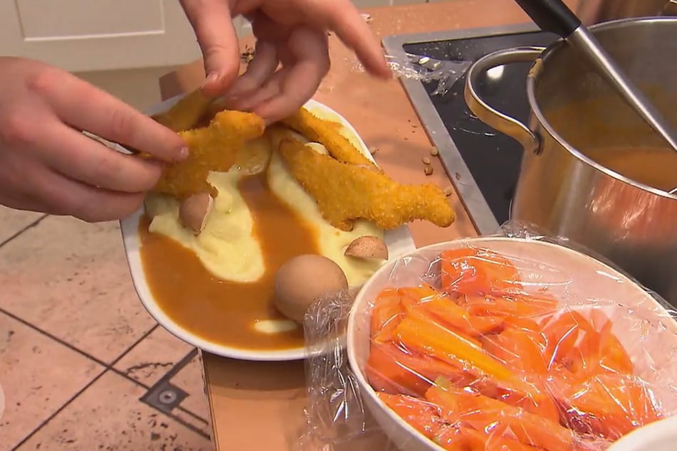 Neben Kartoffelbrei aus der Tüte gibt es noch fertige Rahmsoße, Dino-Nuggets und zwei Pilze.