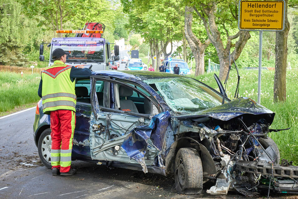 VW Golf knallt gegen drei Bäume: Zwei Schwerverletzte bei Unfall in der Sächsischen Schweiz