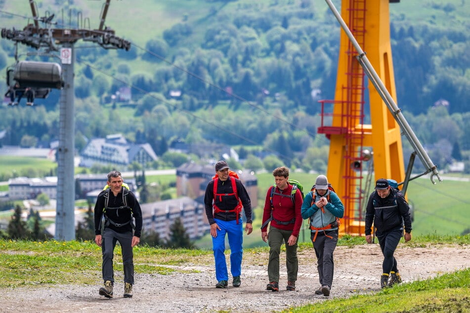 Wandergruppe auf dem Gipfel des Fichtelbergs: In die Wanderregion sollen 1,08 Millionen Euro fließen.