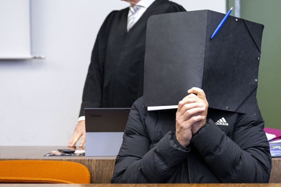 Der wegen sexuellen Missbrauchs angeklagte Fußballtrainer (47) sitzt zum Prozessauftakt im Gerichtssaal.