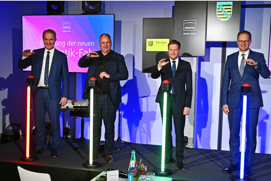 Vorstandsmitglied Ralf Kuschnereit (l.) und Vorstands-Chef Ralf Träger (r.) eröffneten zusammen mit OB Dirk Hilbert (2.v.l.) und Ministerpräsident Michael Kretschmer die neue Fabrik.