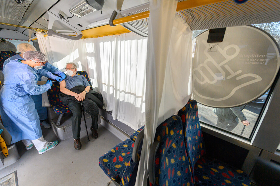 Linienbusse werden für die sogenannten rollenden Impfzentren umgebaut.