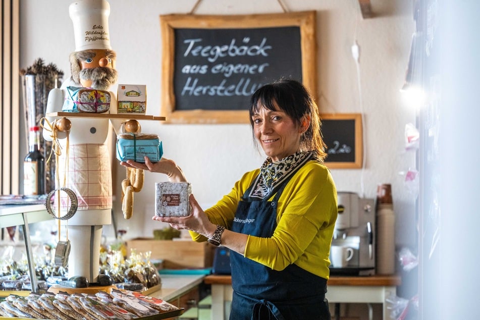 Annett Unger (56) verkauft die Wildenfelser Pfefferkuchen im Ladengeschäft. Ein 200-Gramm-Päckchen kostet 5,25 Euro.