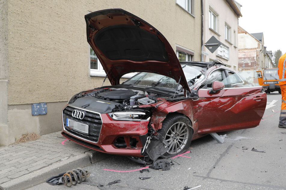 Audi kracht auf Transporter: Zwei Verletzte