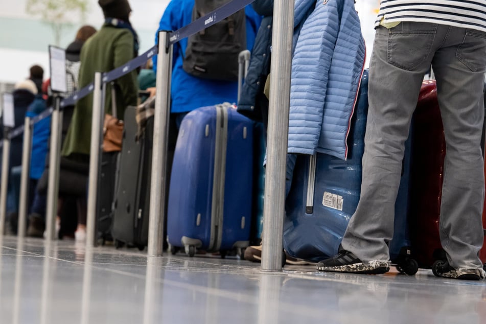 Weil – laut Flughafenchef – die Passagiere teilweise über sechs Stunden vor Abflug bereits vor Ort waren, soll das Chaos ausgebrochen sein.